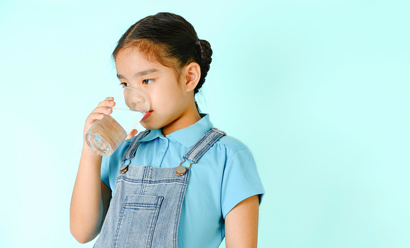 小朋友喝还原水
