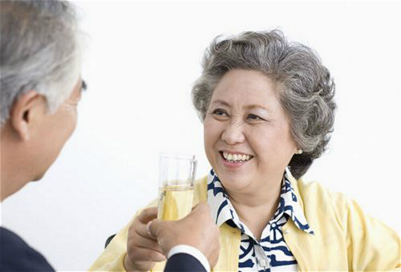 老人喝還原水對身體好